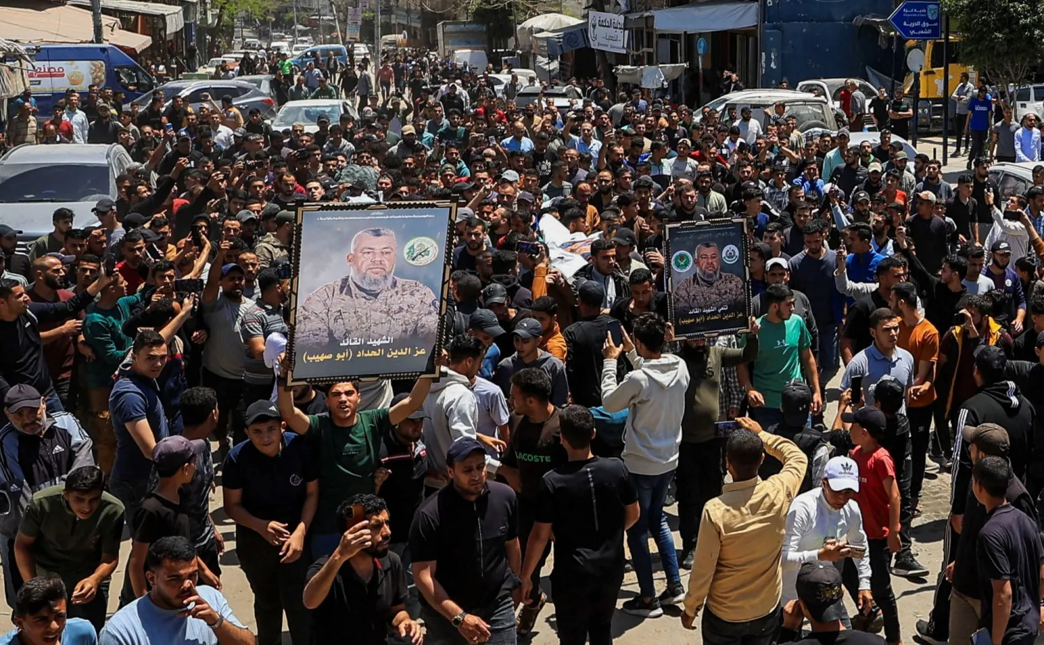 فلسطينيون يشيعون عز الدين الحداد في مدينة غزة السبت الماضي (رويترز)