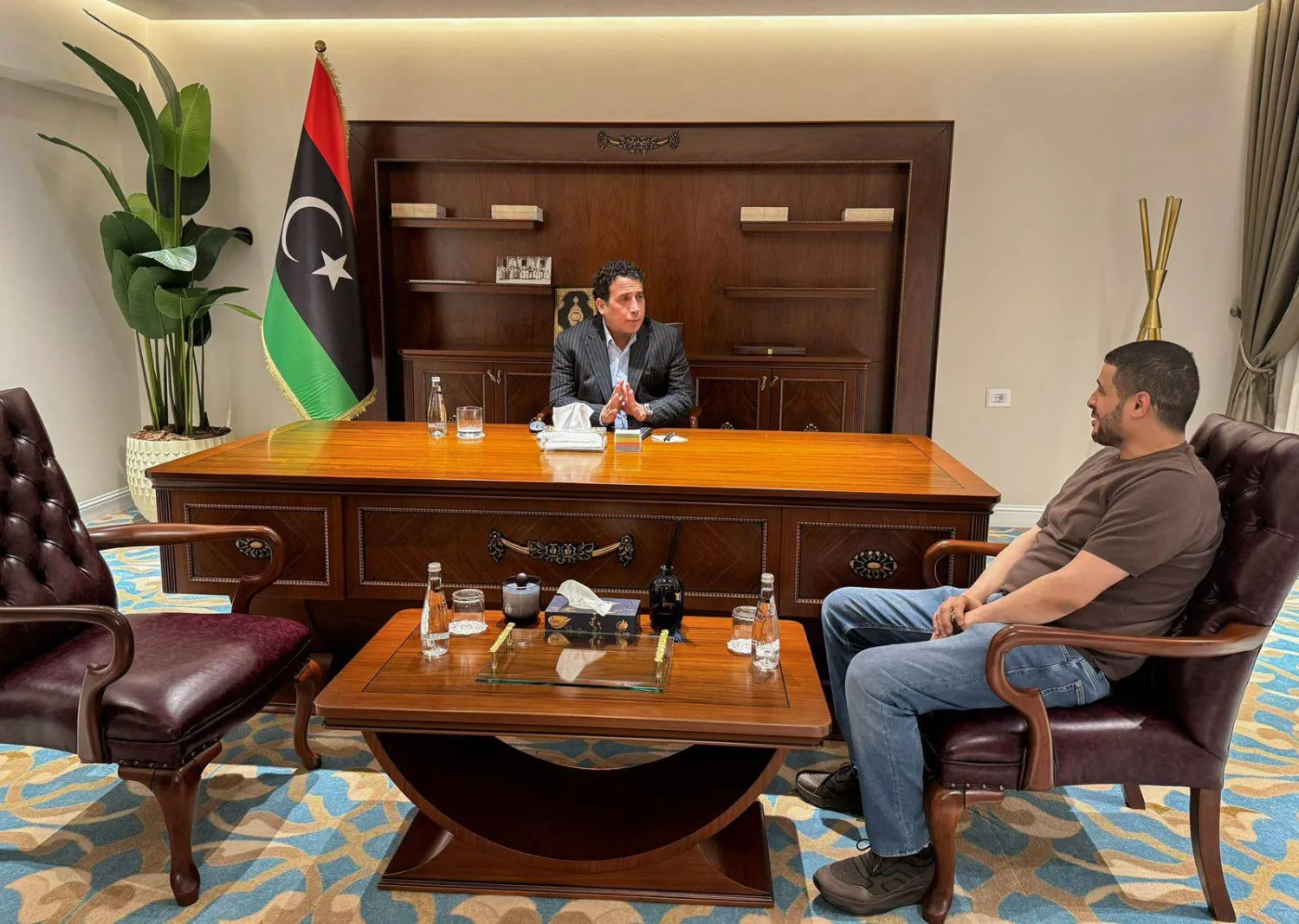 المنفي يلتقي رئيس نادى الاتحاد 16 مايو (مكتب المنفي)