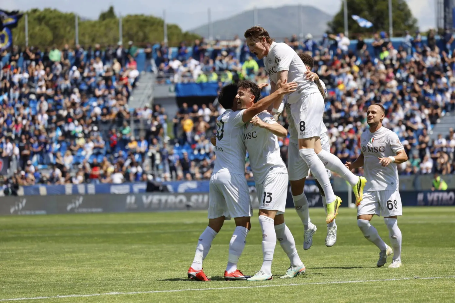 ضمن نابولي مشاركته في دوري أبطال أوروبا الموسم المقبل بفوزه على مضيفه بيزا الهابط 3-0 (إ.ب.أ)