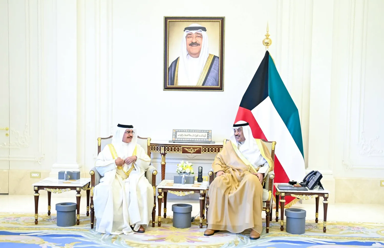 الشيخ صباح خالد الصباح ولي العهد الكويتي خلال استقباله وزير الداخلية البحريني الفريق أول الشيخ راشد بن عبد الله آل خليفة (كونا)