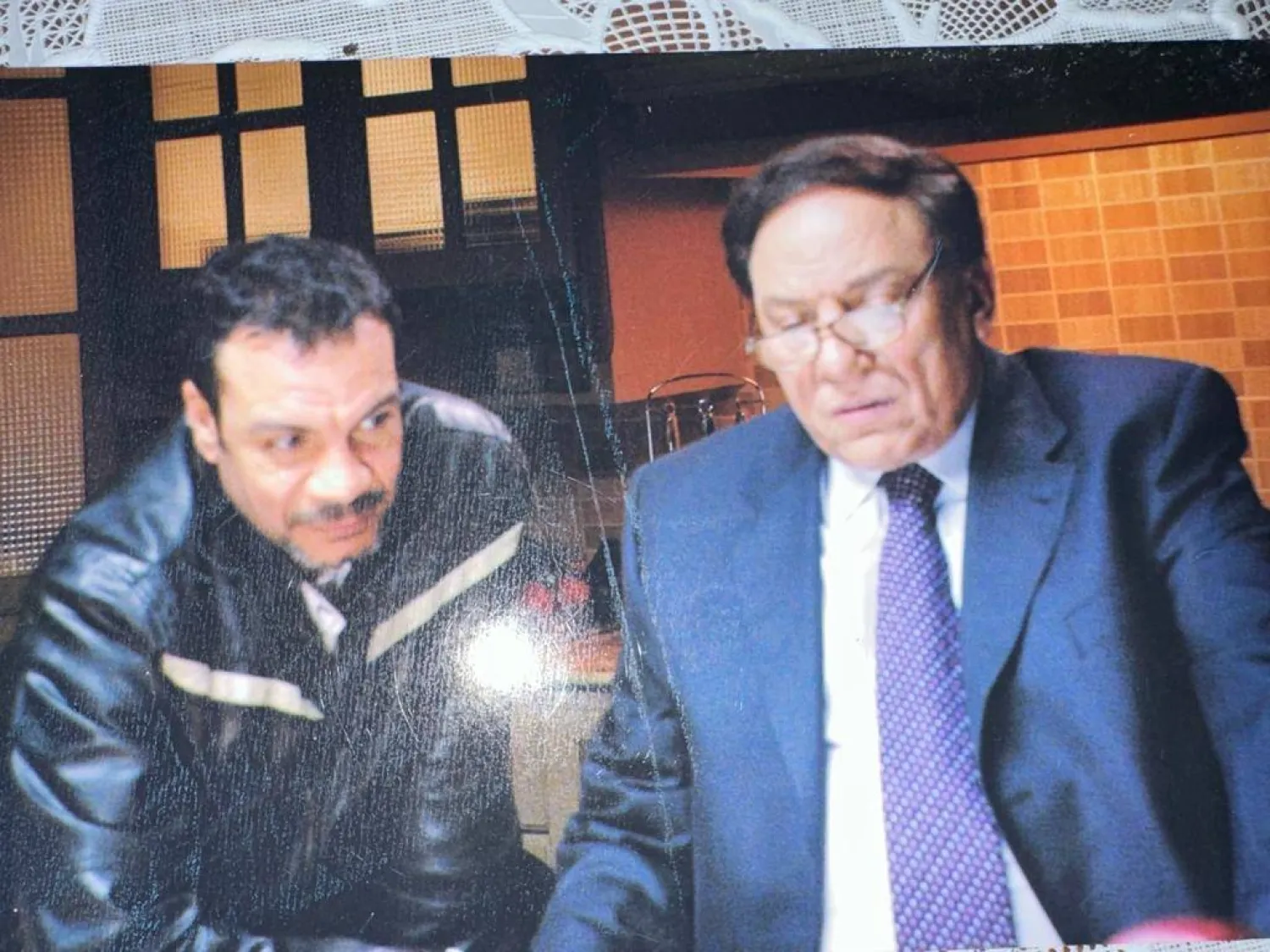 الفنان عادل إمام والمخرج وائل إحسان في الكواليس (الشرق الأوسط)