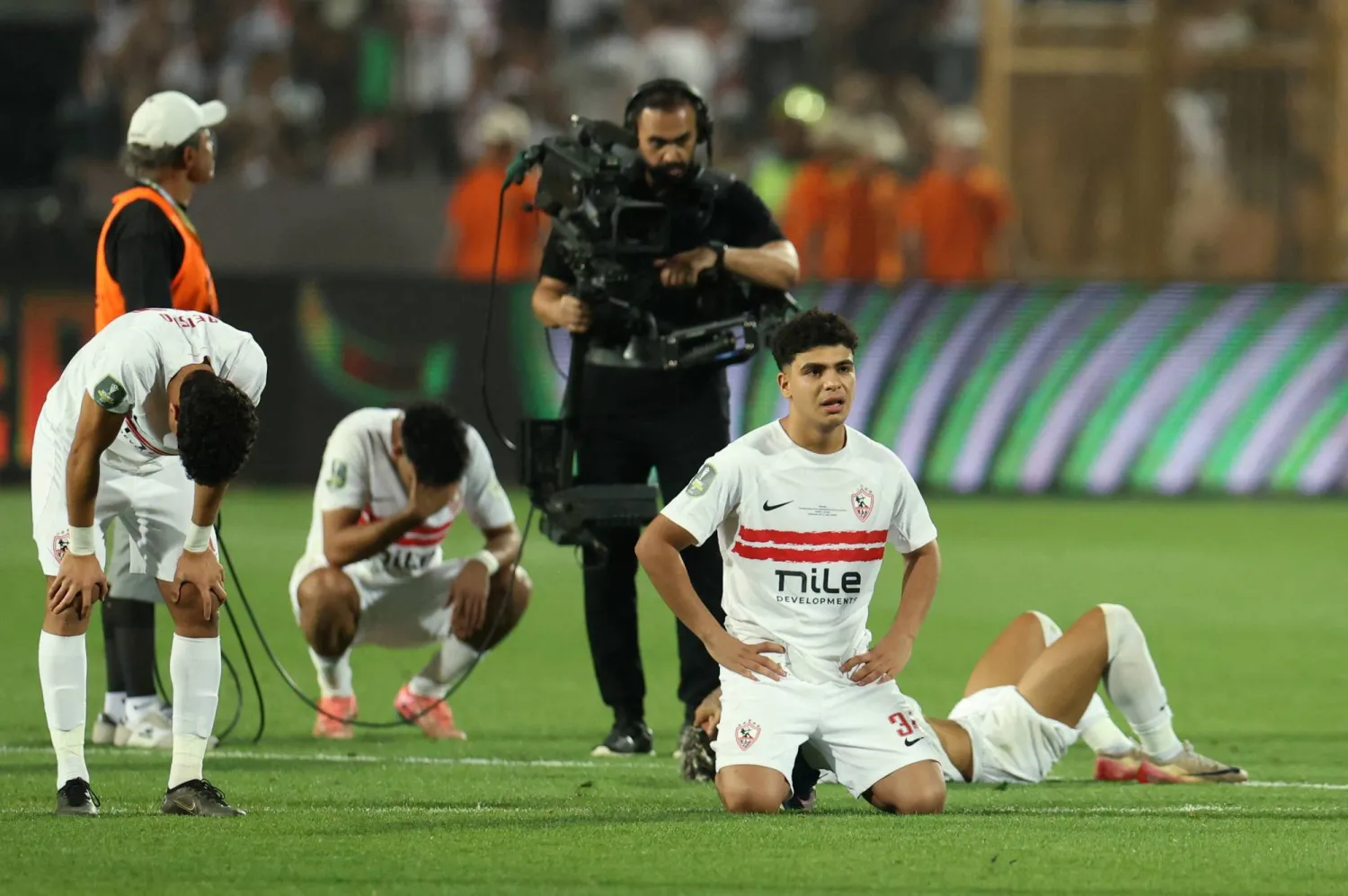 الحزن يسيطر على لاعبي الزمالك عقب الخسارة (رويترز)