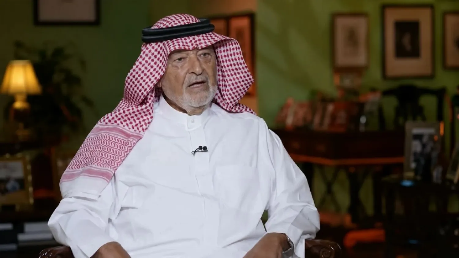 الراحل حسان ياسين متحدثاً في لقاء تلفزيوني (شاشة روتانا)