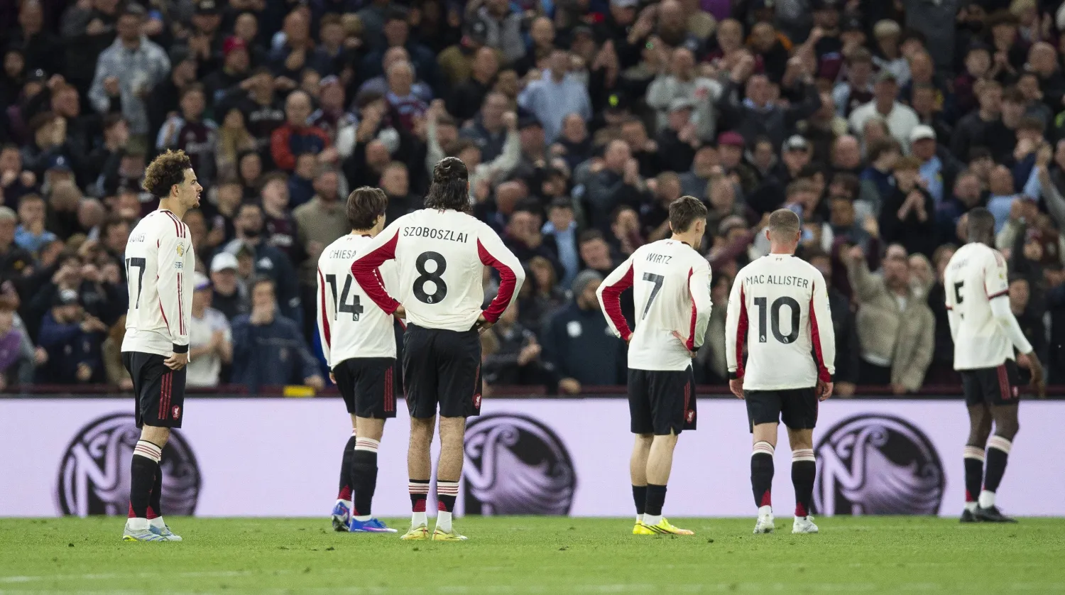 لاعبو ليفربول ومشهد الأنكسار المتكرر هذا الموسم بعد الهزيمة أمام أستون فيلا (ا ب ا)