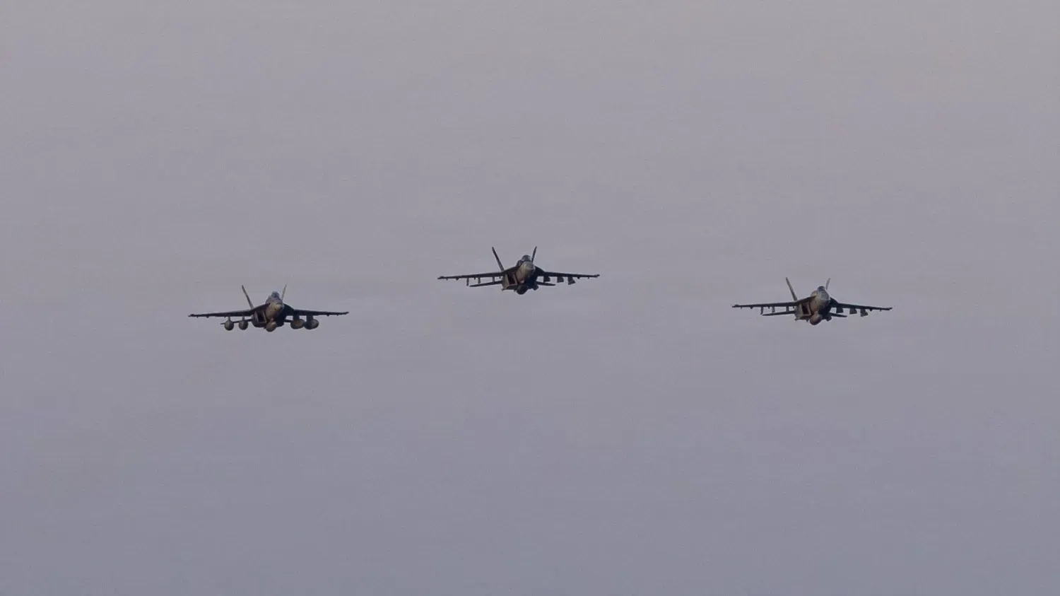 Üç adet F-18 Super Hornet savaş uçağı, Ortadoğu'daki Abraham Lincoln ABD uçak gemisinden havalandı (Arşiv-Reuters)