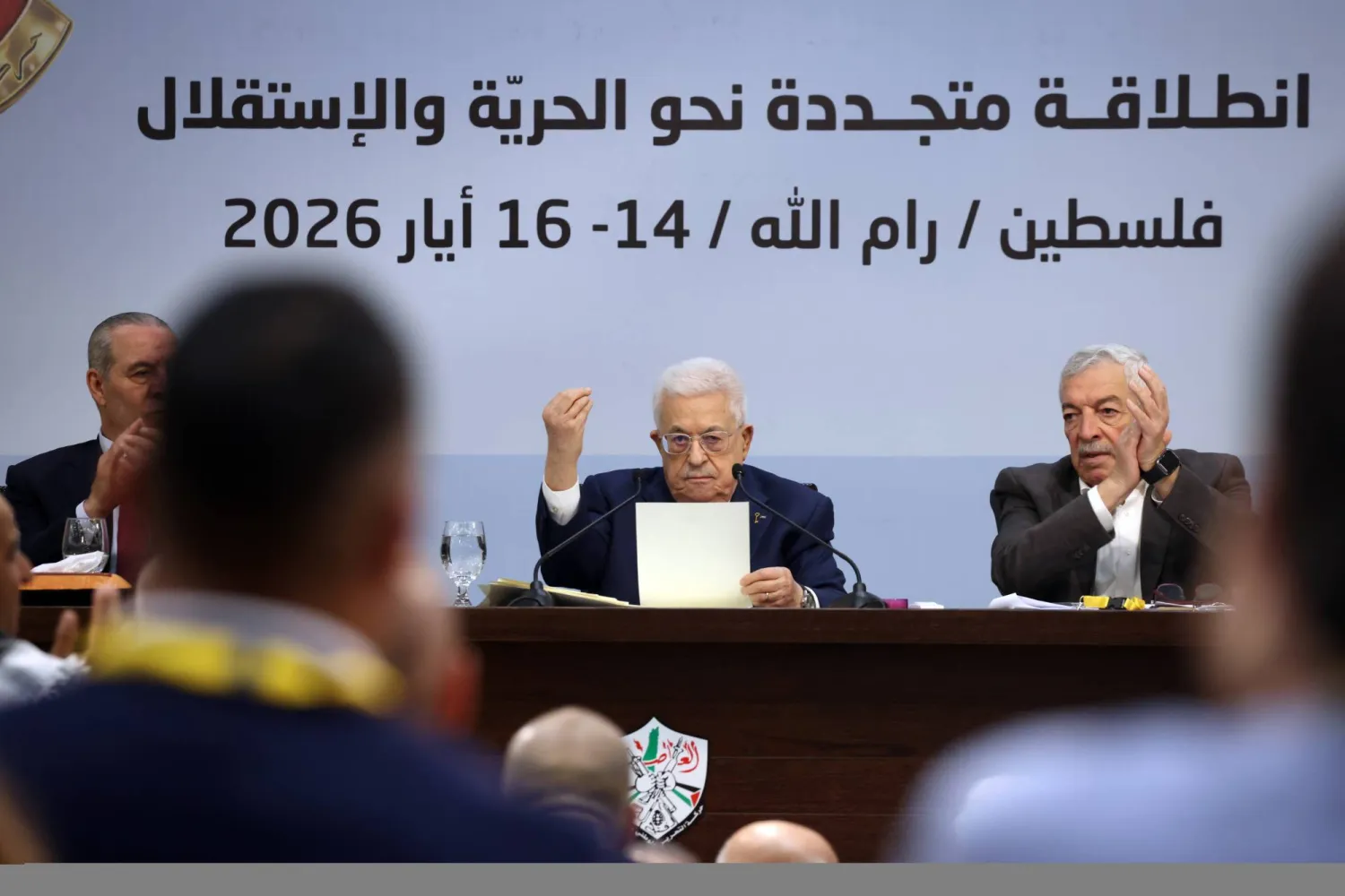 عباس أثناء خطابه في المؤتمر العام الثامن لحركة «فتح» بمدينة رام الله (إ.ب.أ)
