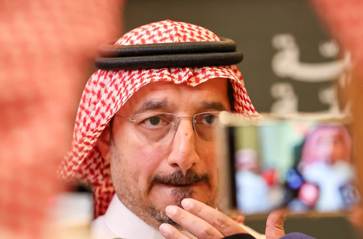 ياسر المسحل خلال حديثه لوسائل الإعلام عقب انتهاء الجمعية العمومية (سعد العنزي)