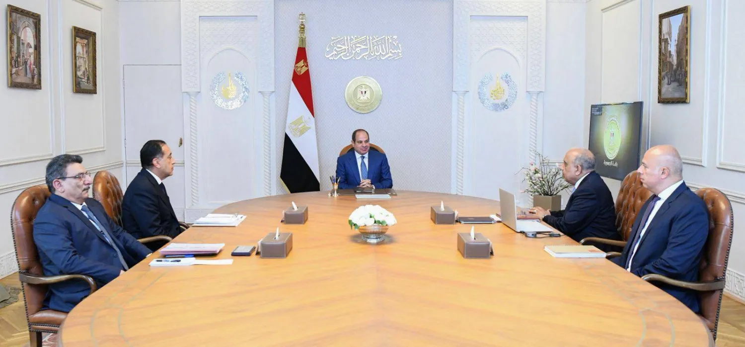 الرئيس المصري عبد الفتاح السيسي يتعرف خلال اجتماع حكومي، الاثنين، على موقف مشروعات الطاقة الجديدة والمتجددة (الرئاسة المصرية)