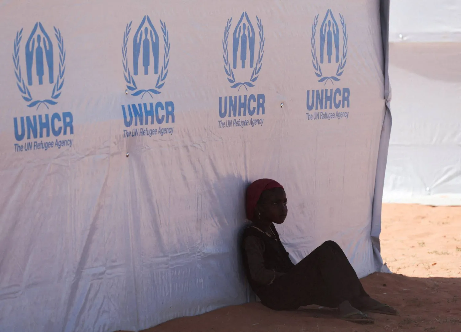 لاجئة سودانية من دارفور تستريح بجوار خيمة تابعة للمفوضية السامية للأمم المتحدة لشؤون اللاجئين داخل مخيم تولوم شرق دولة تشاد 30 نوفمبر 2025 (رويترز)