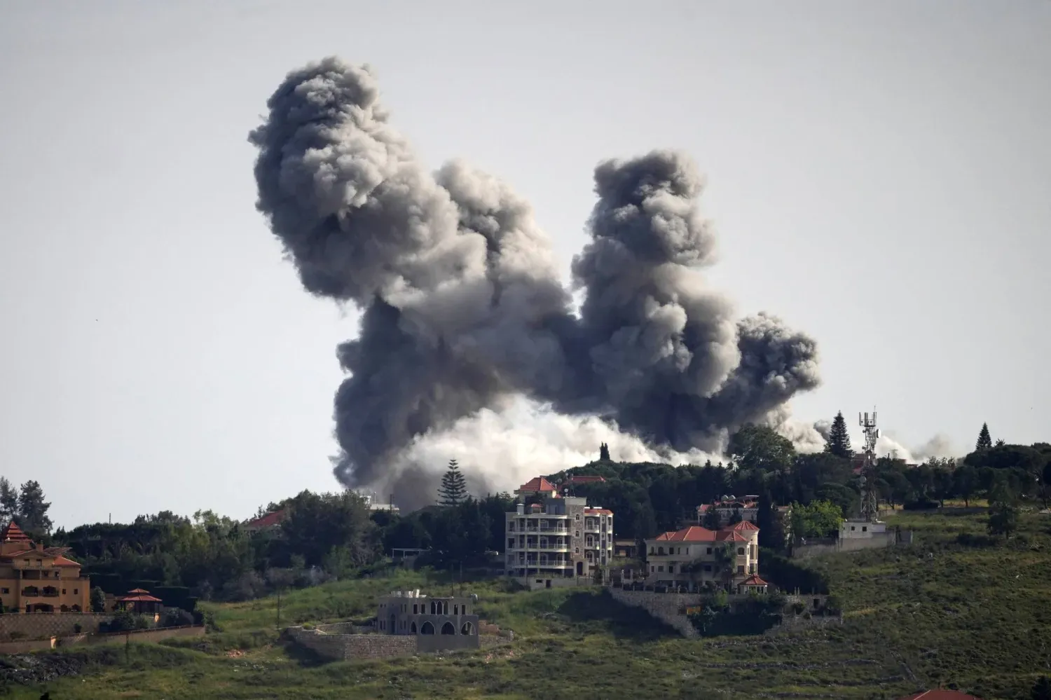 İsrail'in Lübnan'ın güneyindeki Zebdin beldesine düzenlediği hava saldırısının ardından yükselen dumanlar (Reuters)