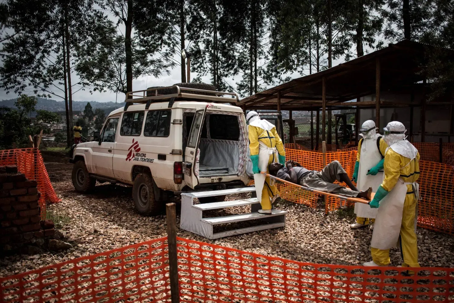Ebola virüsüne yakalandığı doğrulanan bir hasta, sağlık çalışanları tarafından hastaneye taşınıyor (AFP)