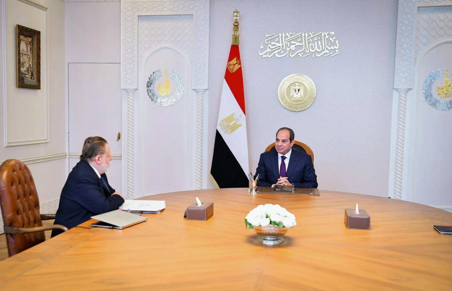 السيسي خلال لقائه محافظ البنك المركزي حسن عبد الله (رئاسة الجمهورية)