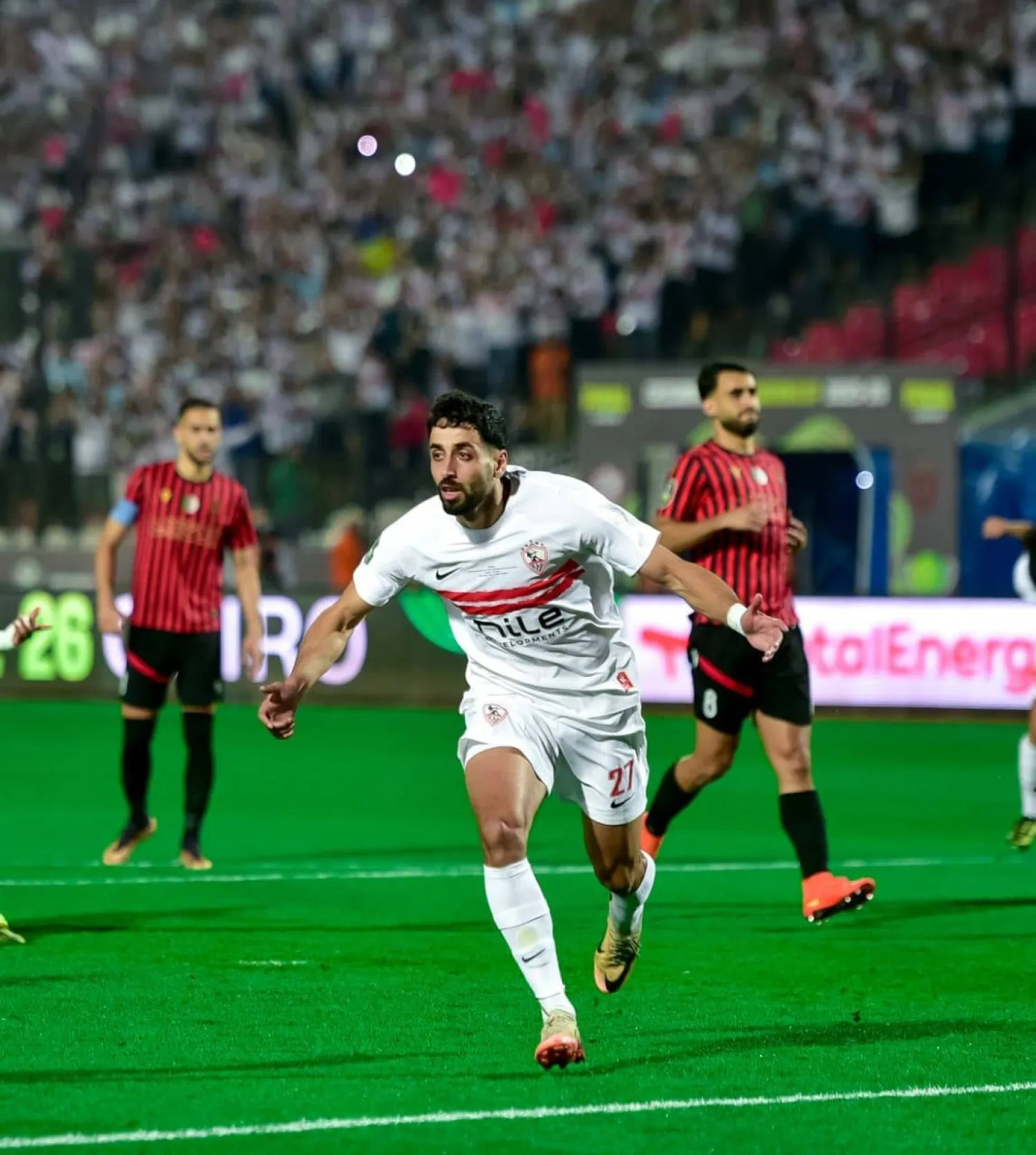 يتصدر الزمالك الترتيب برصيد 53 نقطة بفارق نقطتين أمام بيراميدز (نادي الزمالك)