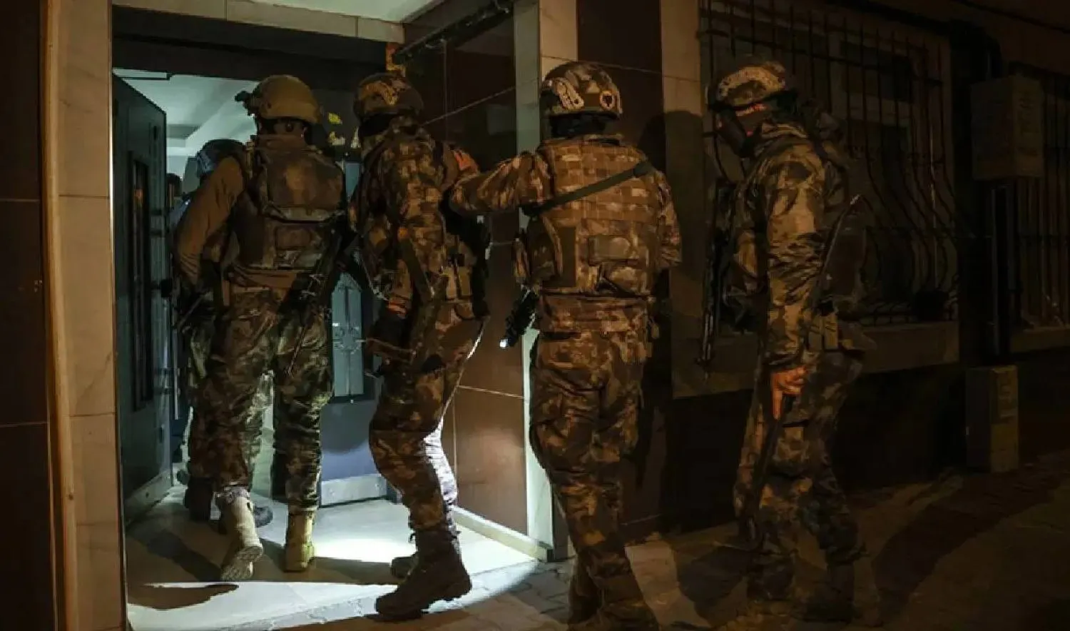 عناصر من قوات مكافحة الإرهاب في إسطنبول خلال مداهمة أحد المنازل فجر الأربعاء (الداخلية التركية)