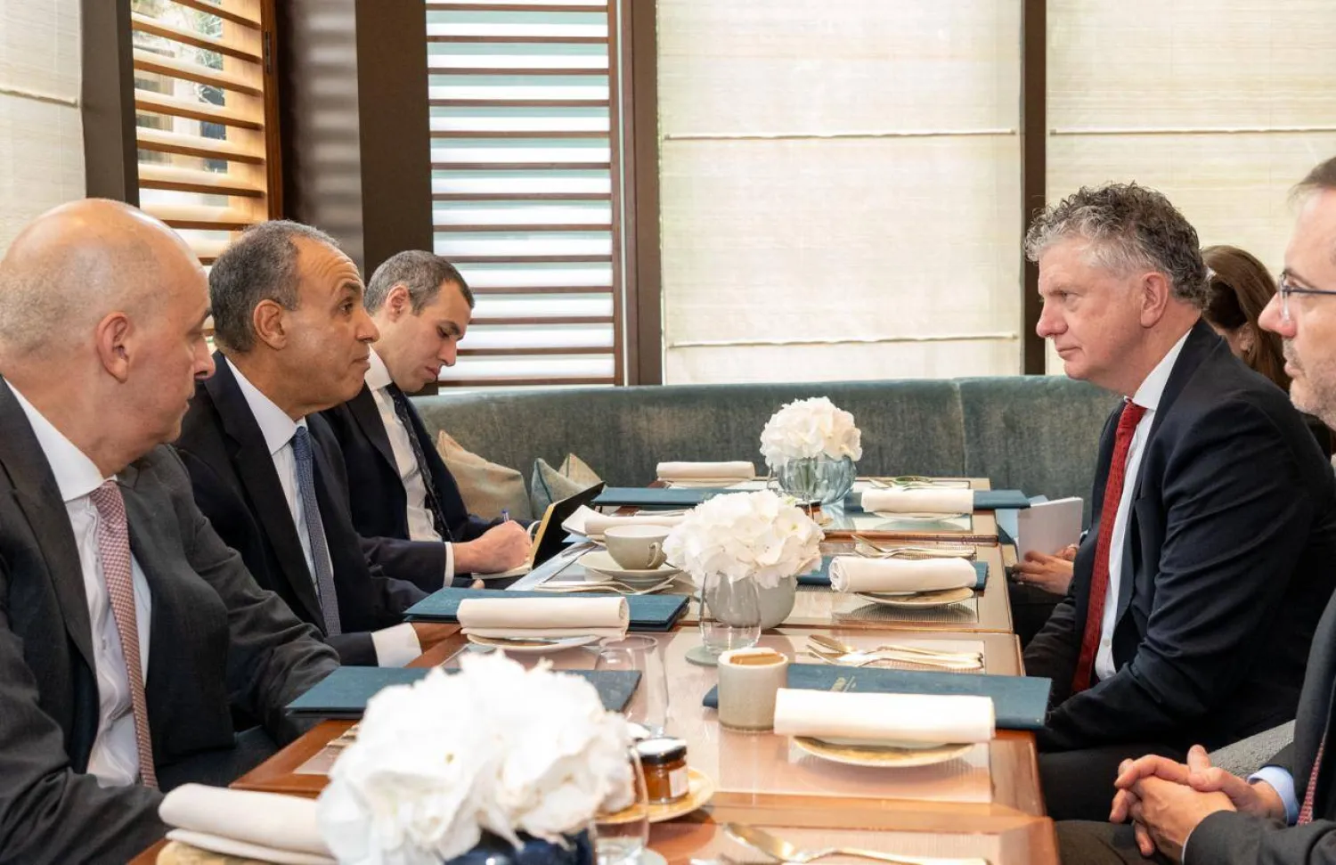 محادثات وزير الخارجية المصري بدر عبد العاطي ومستشار الأمن القومي البريطاني جوناثان باول في لندن الثلاثاء (صفحة وزارة الخارجية على فيسبوك)