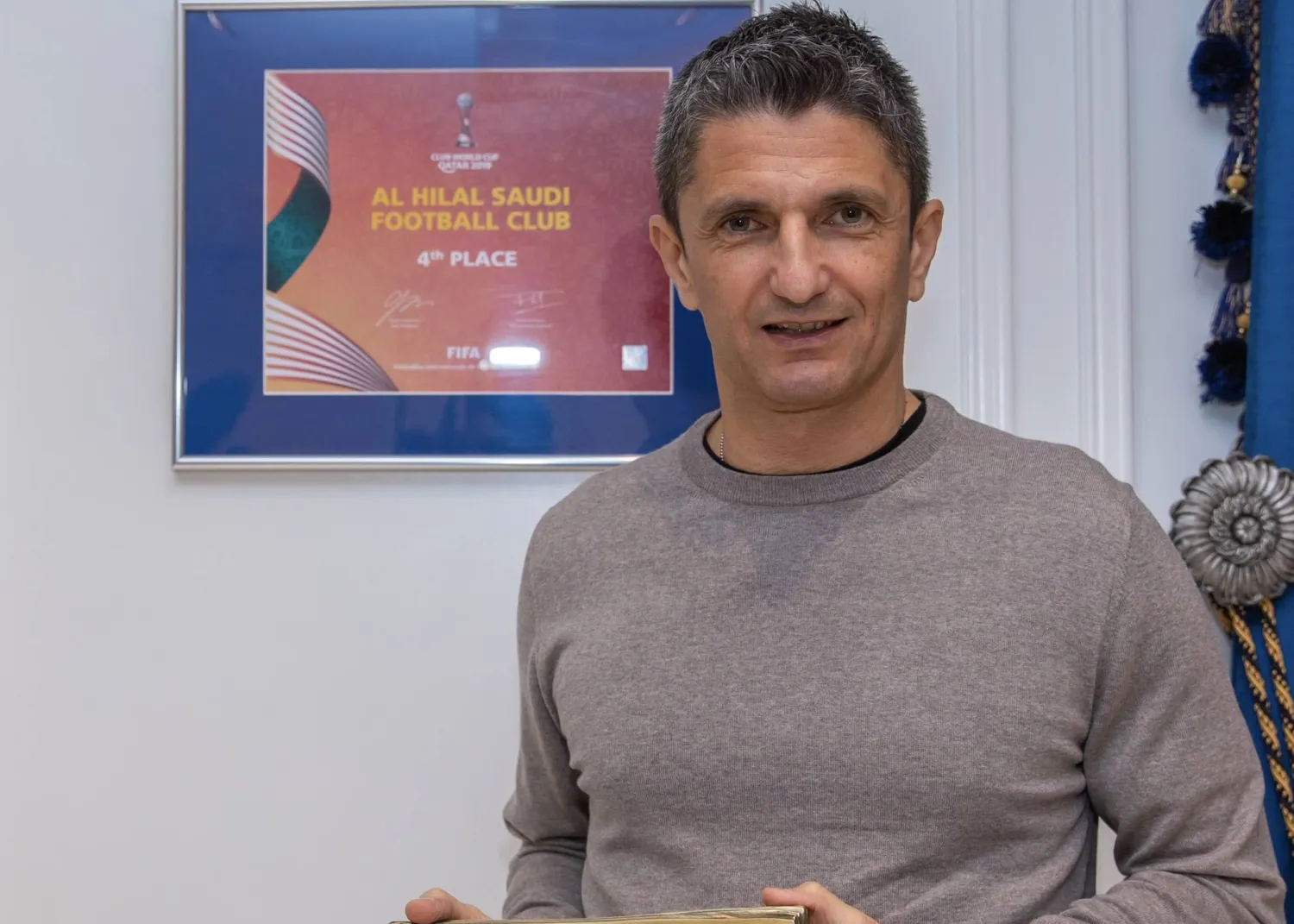 رازفان لوشيسكو مدرب الهلال السابق بات ضمن خيارات الاتفاق (نادي الهلال)