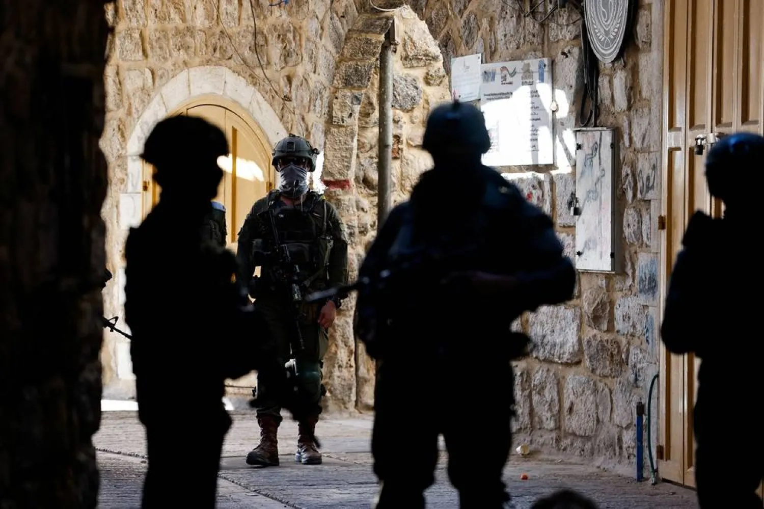  Israeli soldiers stand guard during a weekly settlers' tour in Hebron, in the Israeli-occupied West Bank, May 16, 2026. (Reuters)