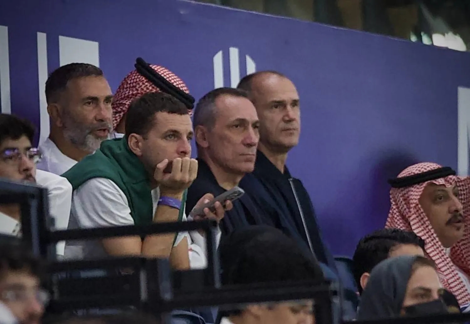 الجماهير الرياضية تترقب القائمة الأولى للمدرب دونيس (تصوير: نايف العتيبي) 