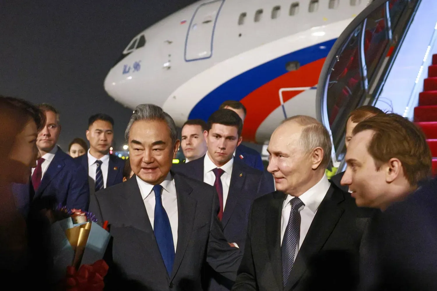 Çin Dışişleri Bakanı Wang Yi, Rusya Devlet Başkanı Putin'i Pekin'e gelişinde karşılarken (AP)