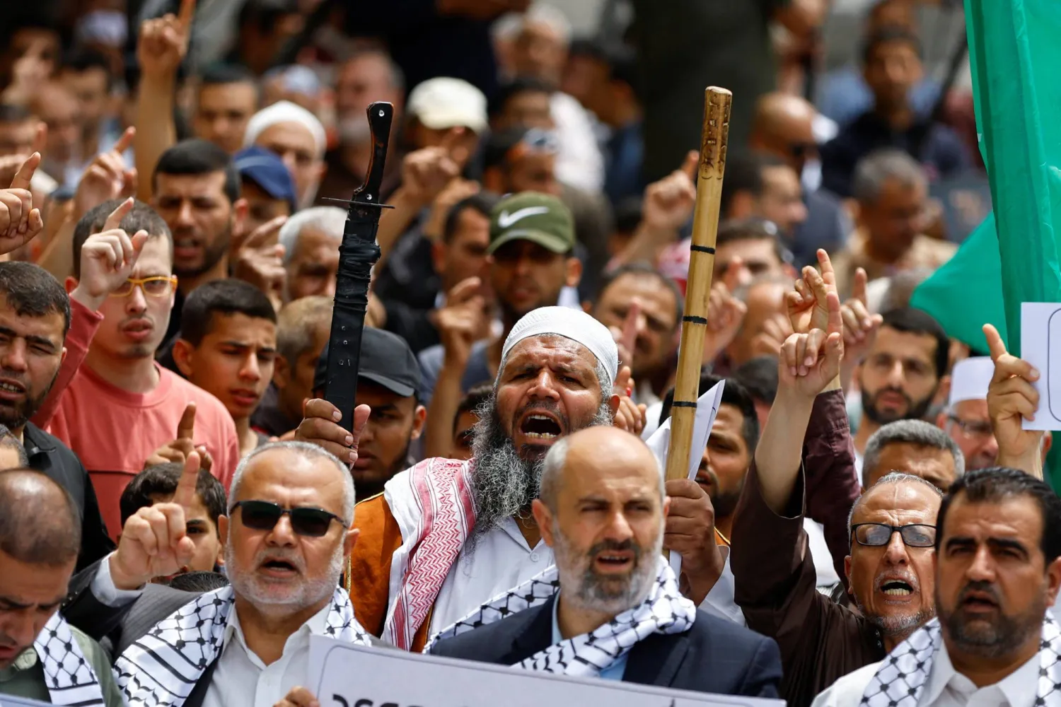 مؤيدون لحركة «حماس» في خان يونس بقطاع غزة 26 مايو الماضي (رويترز)