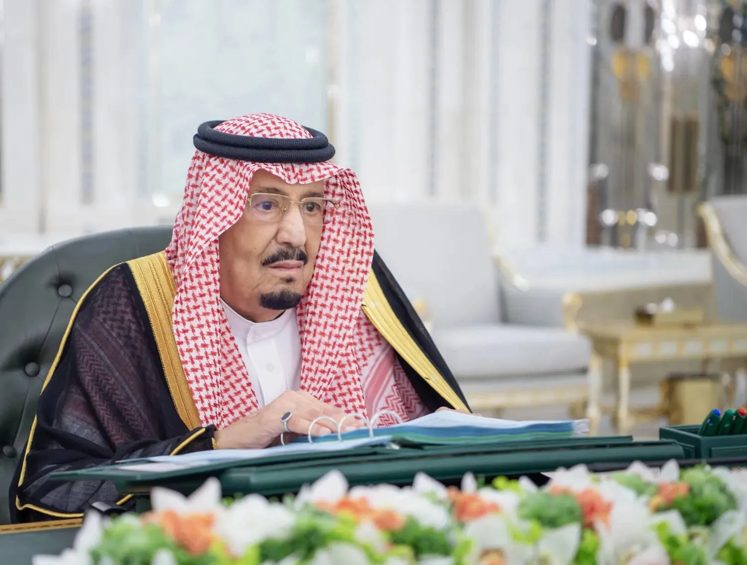 خادم الحرمين الشريفين الملك سلمان بن عبد العزيز لدى ترؤسه جلسة مجلس الوزراء في جدة الثلاثاء (واس)
