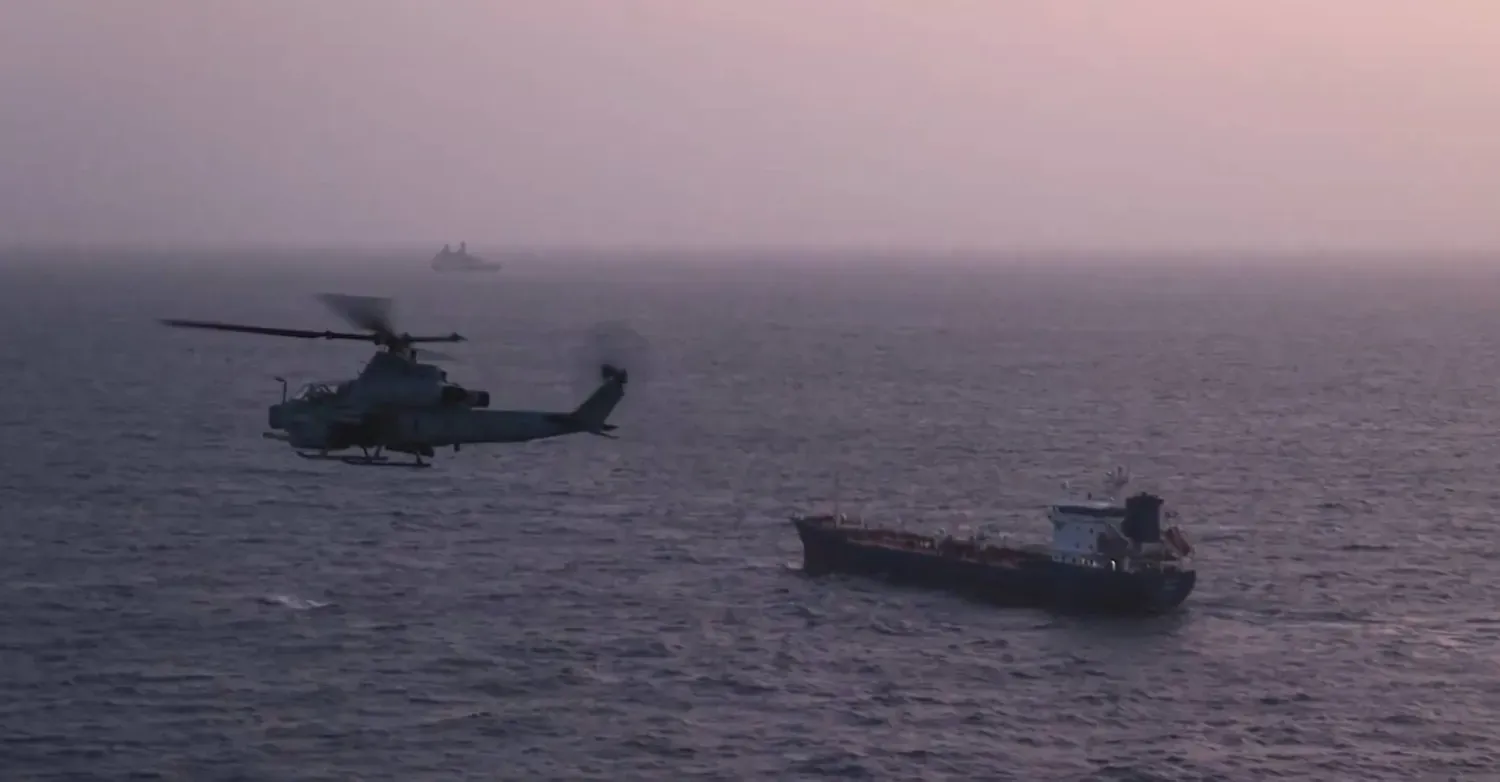 ABD'ye ait bir helikopter, Hürmüz Boğazı yakınlarında gözetleme operasyonu sırasında ticari bir geminin yakınından uçuyor (CENTCOM)