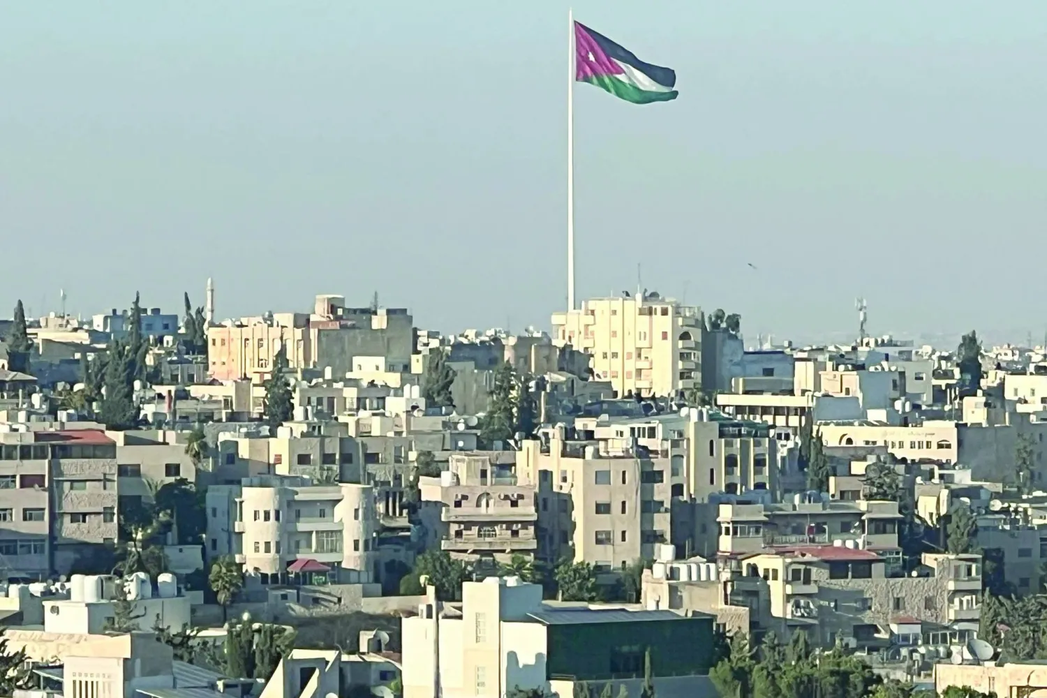 العلم الأردني فوق العاصمة الأردنية (أ.ف.ب)