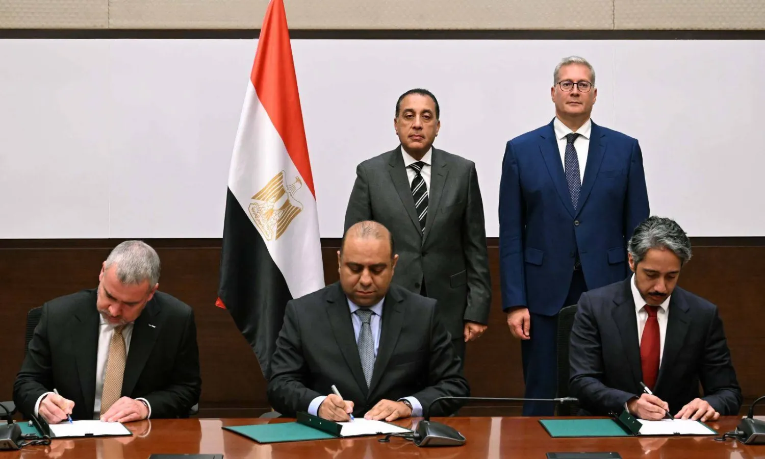 رئيس الوزراء المصري ووزير البترول يشهدان مراسم توقيع مذكرة تفاهم مع «إكسون موبيل» و«قطر للطاقة» (رئاسة مجلس الوزراء)