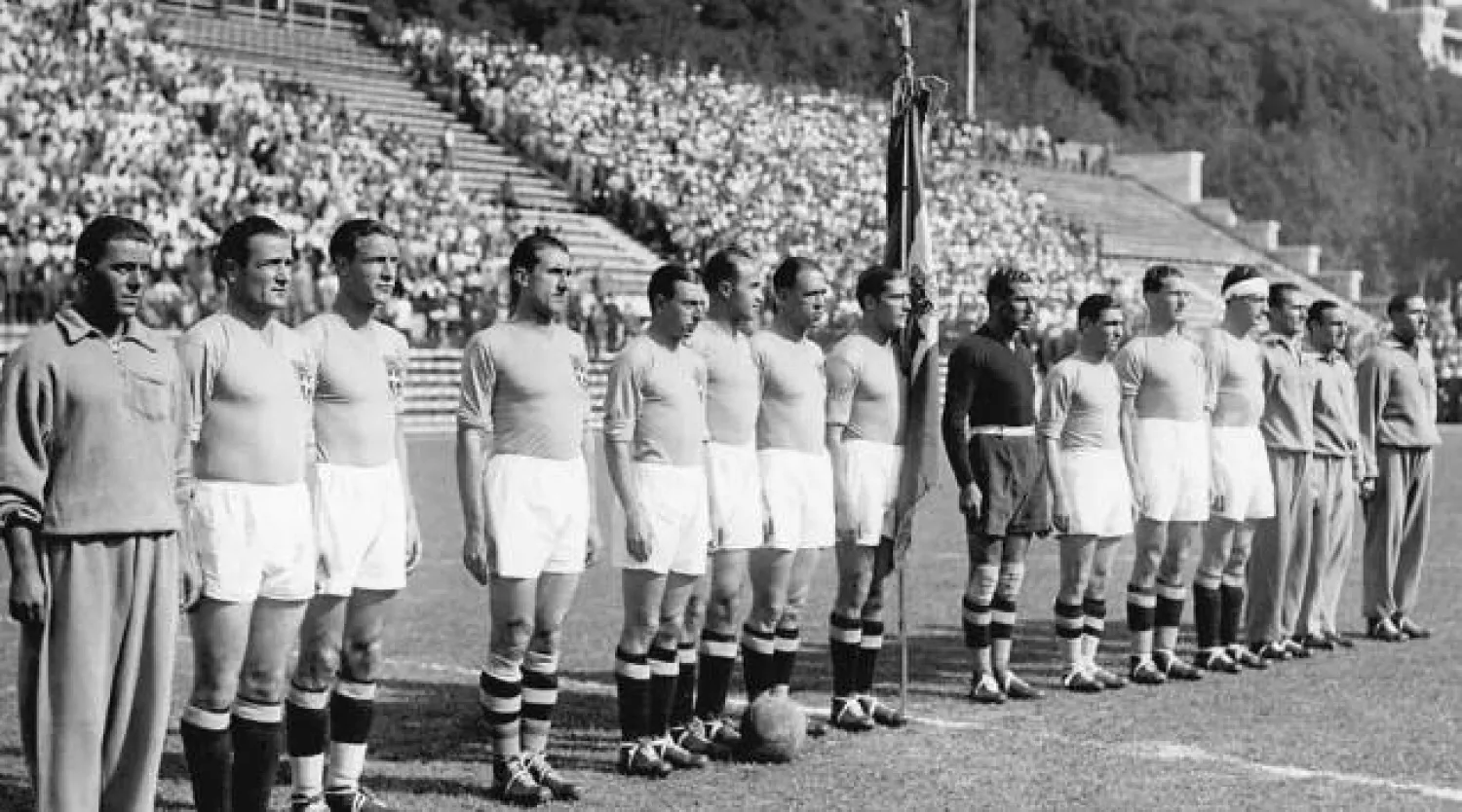 منتخب إيطاليا في 1934 قبل نهائي كأس العالم ضد تشيكوسلوفاكيا (أ.ف.ب)