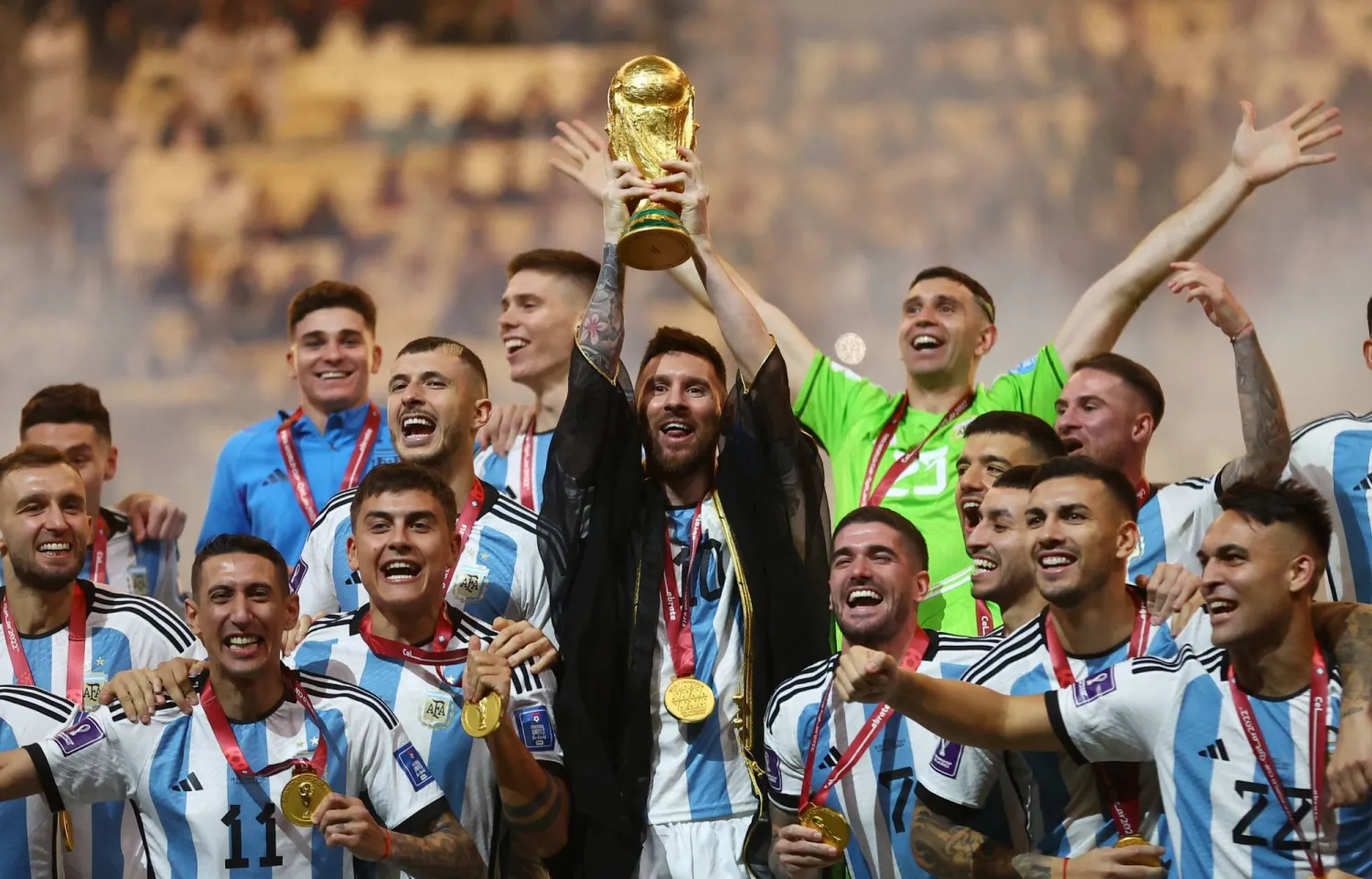 تتخذ منافسات كأس العالم صبغة مغايرة تماماً حين يدخلها منتخب ما وهو يرتدي عباءة البطل (رويترز)