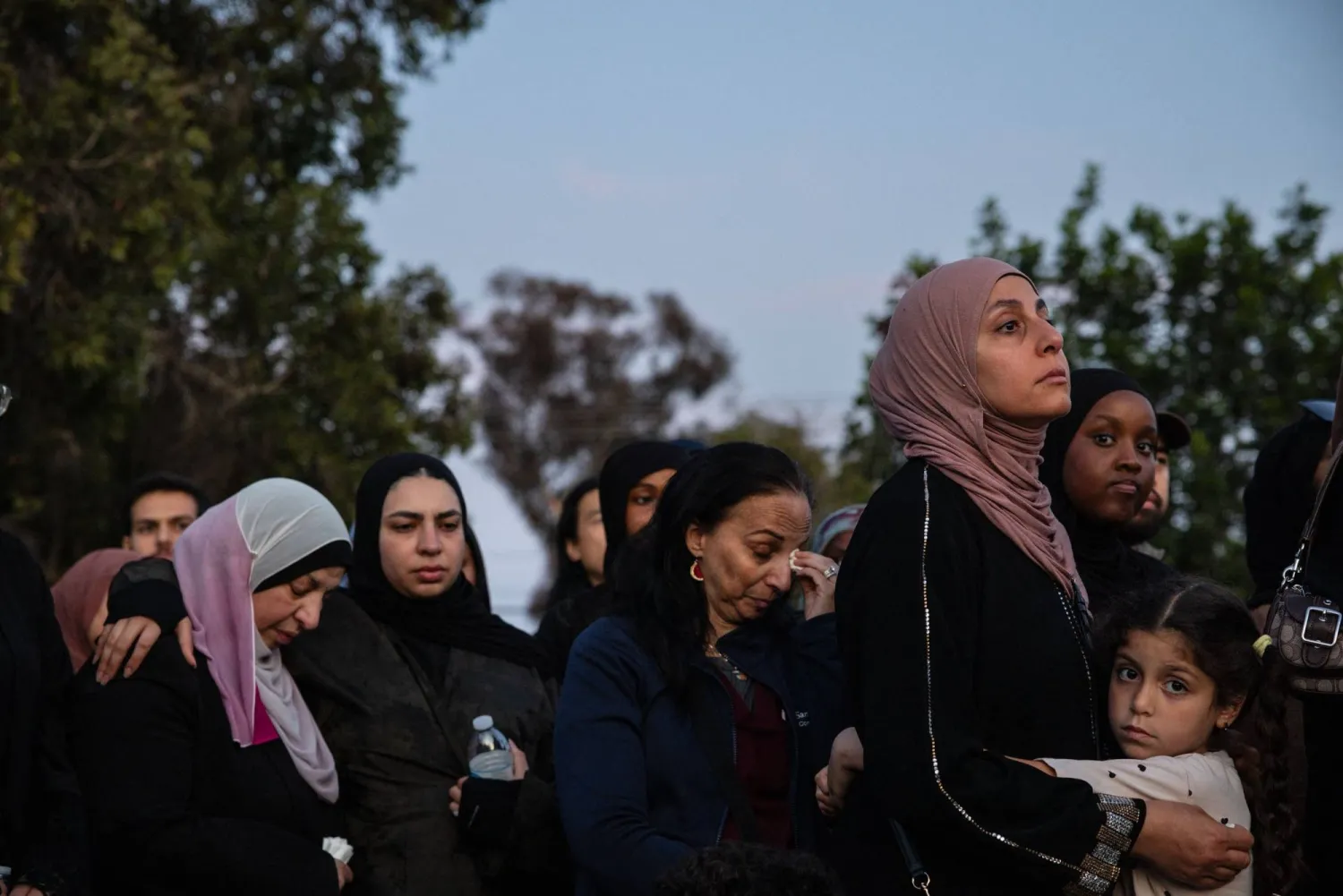 تجمّع أفراد من المجتمع المحلي خلال وقفة حداد على ضحايا وعائلات ضحايا حادث إطلاق النار في المركز الإسلامي بمدينة سان دييغو (أ.ف.ب)