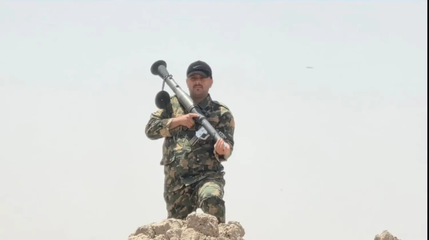لقطة مأخوذة من فيديو متداول تظهر مسلحاً من «الحشد الشعبي» يحمل قاذفة خلال زيارة محافظ بابل لموقع مشروع استثماري