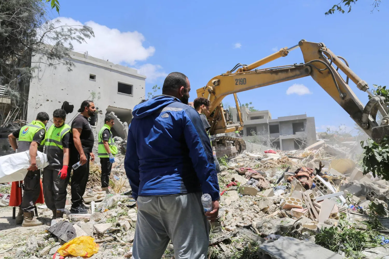 سكان يتجمعون في موقع استهداف إسرائيلي أسفر عن مقتل 12 شخصاً في بلدة دير قانون النهر جنوب لبنان (رويترز)