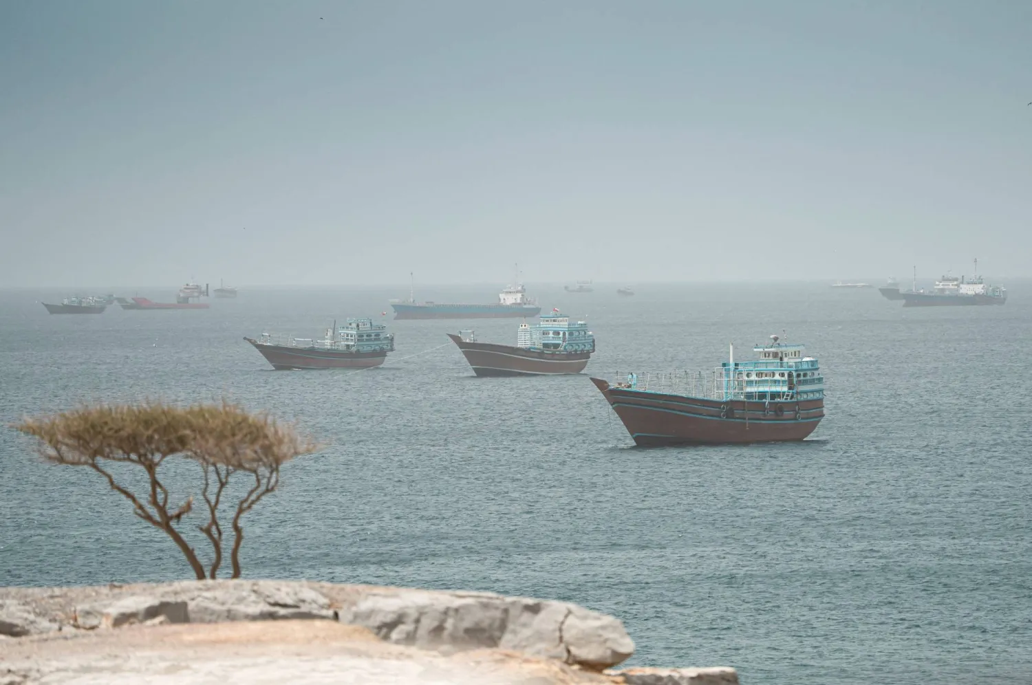 سفن تبحر عبر مضيق هرمز - مسندم عُمان (رويترز)