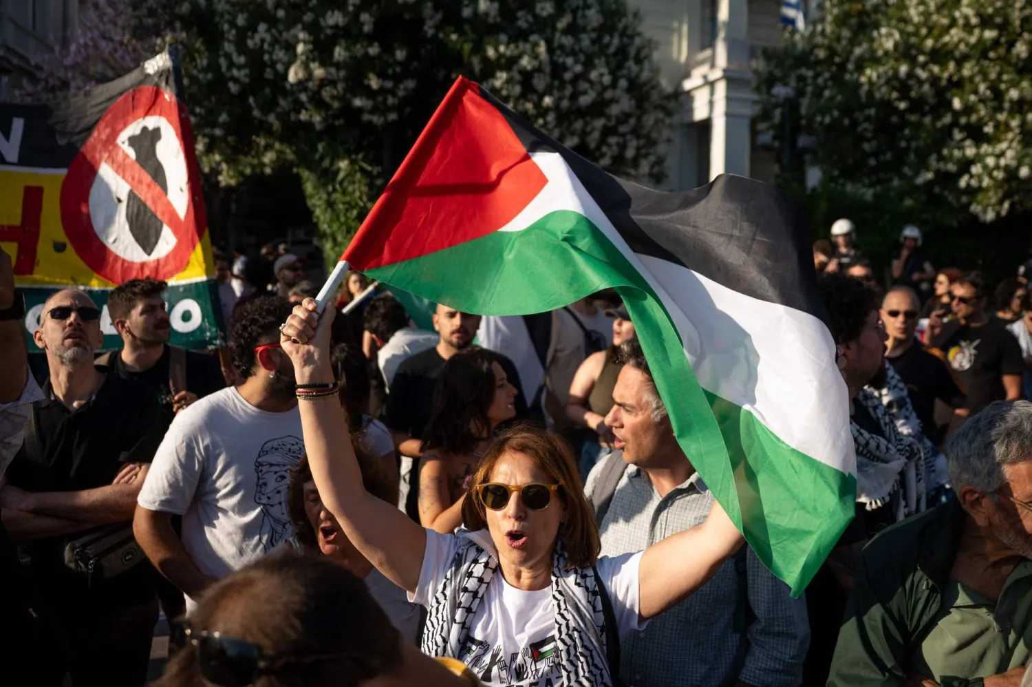 متظاهرون بأثينا في 18 مايو 2026 احتجاجاً على اعتراض البحرية الإسرائيلية أسطول التضامن العالمي قرب قبرص (أ.ف.ب)