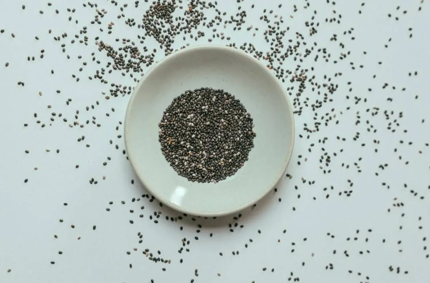 Chia tohumları, bitki bazlı omega-3 yağları, tam protein ve lif açısından mükemmel bir kaynaktır (Pixels)