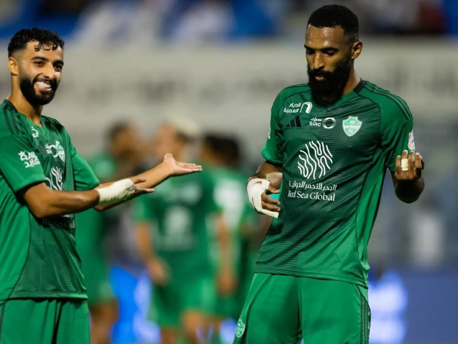 البريكان محتفلاً بهدفه مع زميله أبو الشامات (دوري روشن)