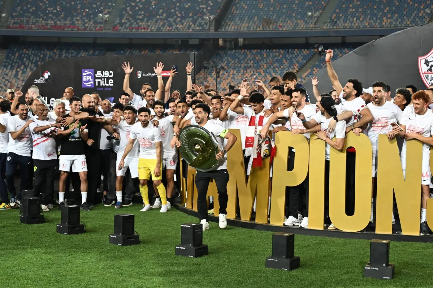لحظة تتويج الزمالك باللقب (موقع النادي)