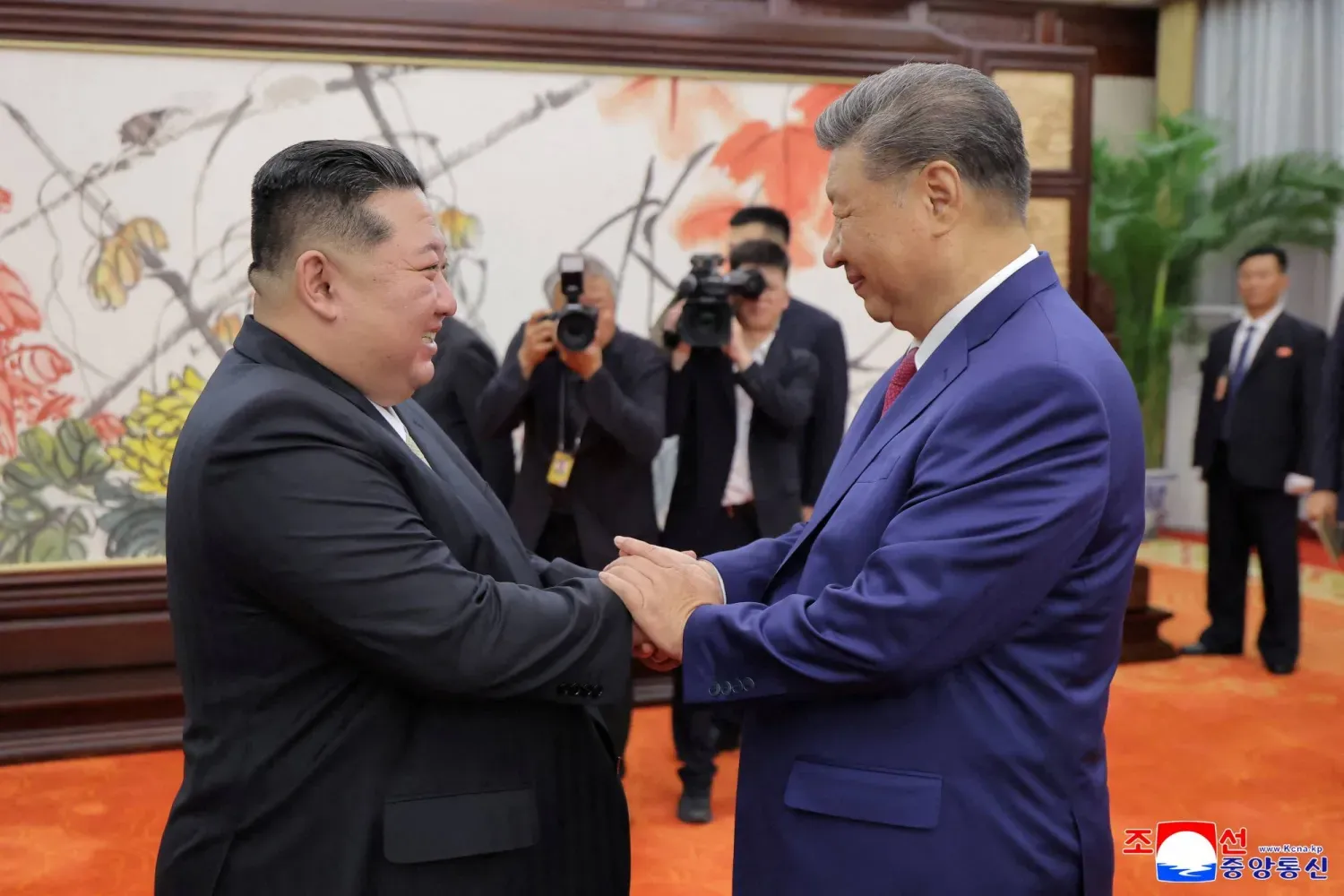 Kuzey Kore lideri Kim Jong Un ve Çin Devlet Başkanı Şi Cinping Pekin'deki ikili zirvede (Arşiv-Reuters)