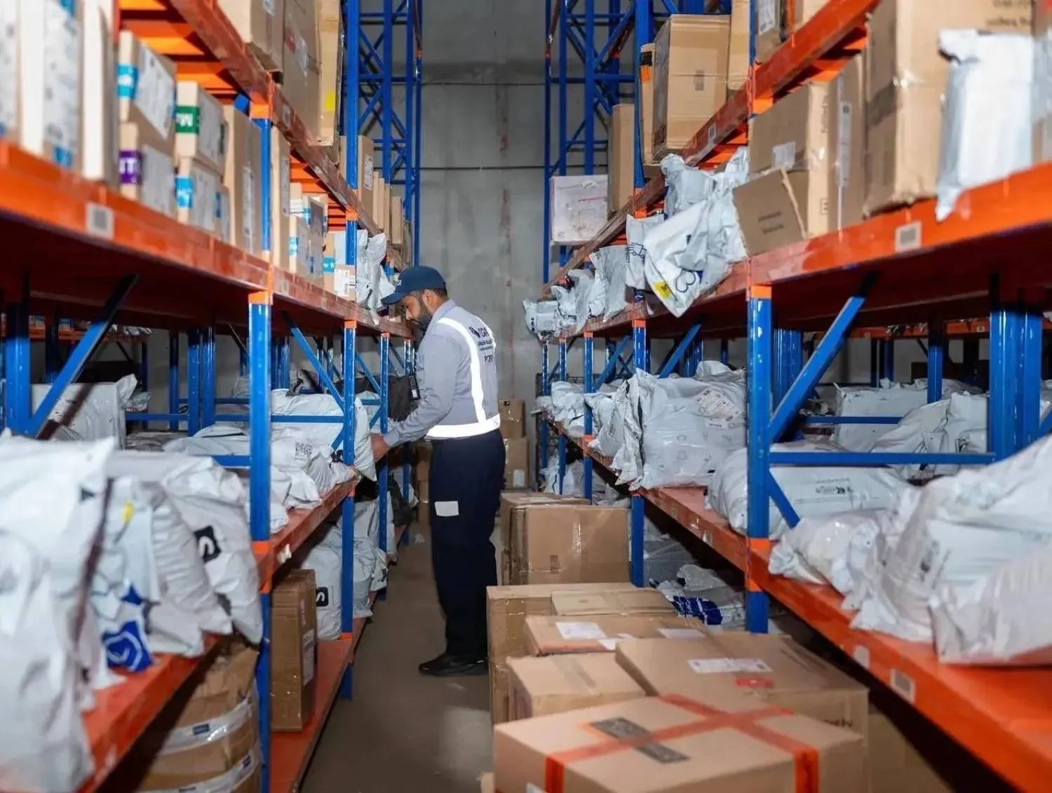 An employee of the General Authority for Transport inspects postal parcel warehouses (SPA). 