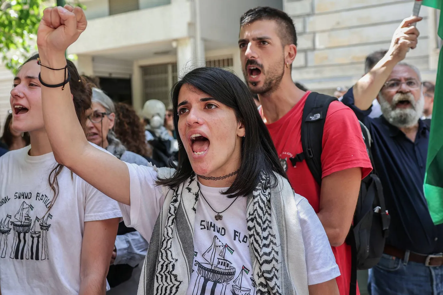 تظاهر نشطاء أمام وزارة الخارجية في أثينا مطالبين بتدخل بلادهم بعد أن اعترضت القوات الإسرائيلية سفن مساعدات تابعة لأسطول غزة (رويترز)
