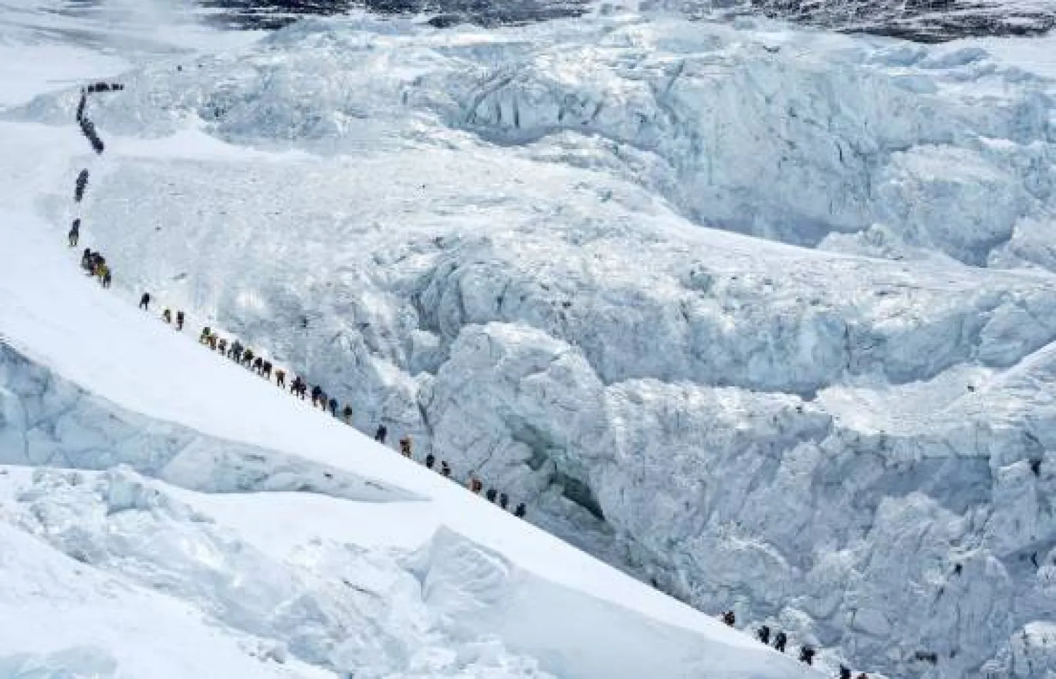 Climbers walk in a long queue as they head to summit Mount Everest in the Solukhumbu district, also known as the Everest region, Nepal, May 18, 2026. REUTERS/Purnima Shrestha/File Photo 