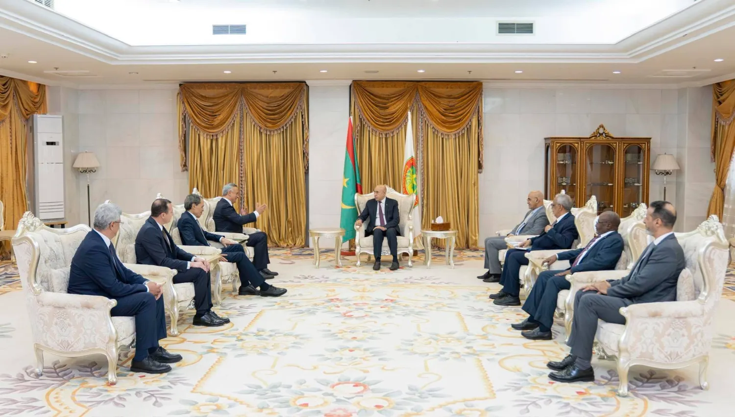 الرئيس الموريتاني مستقبلاً الوفد المغربي بالقصر الرئاسي في نواكشوط (الرئاسة الموريتانية)