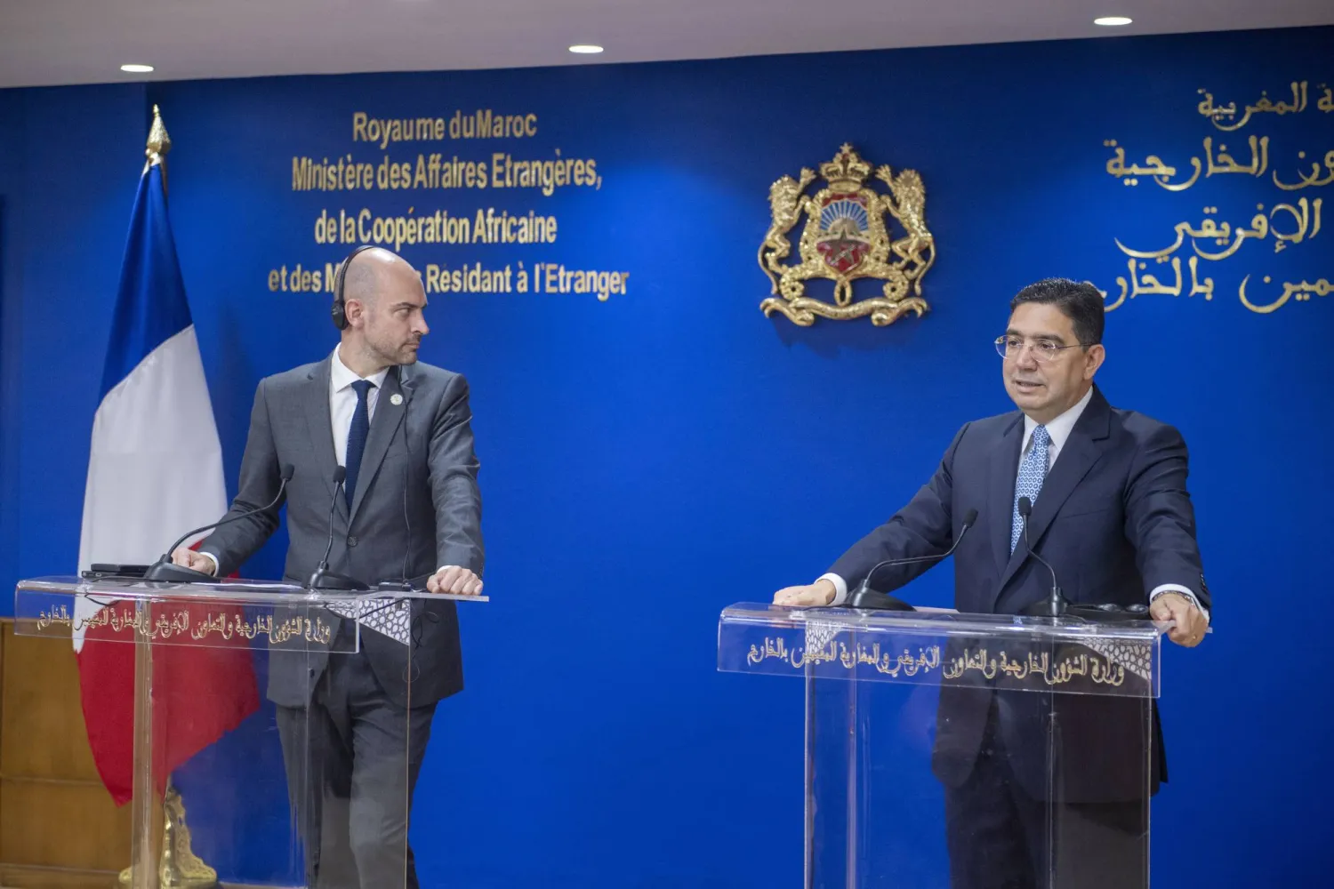 وزير خارجية المغرب خلال مؤتمر صحافي مع نظيره الفرنسي جان نويل بارو في الرباط (إ.ب.أ)