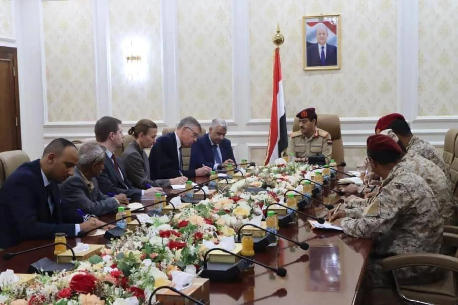 لقاء وزير الدفاع اليمني بالمستشار العسكري للمبعوث الأممي لليمن في عدن (سبأ)