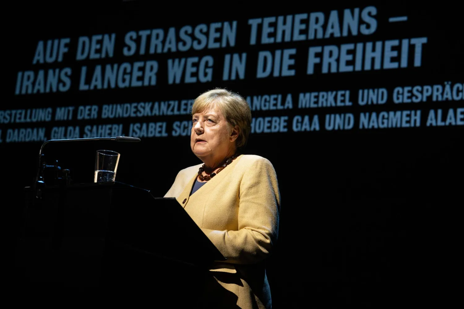 المستشارة الألمانية السابقة أنجيلا ميركل تلقي كلمة خلال عرض كتاب «في شوارع طهران» (Auf den Strassen Teherans) في برلين 20 مايو 2026 (د.ب.أ) 