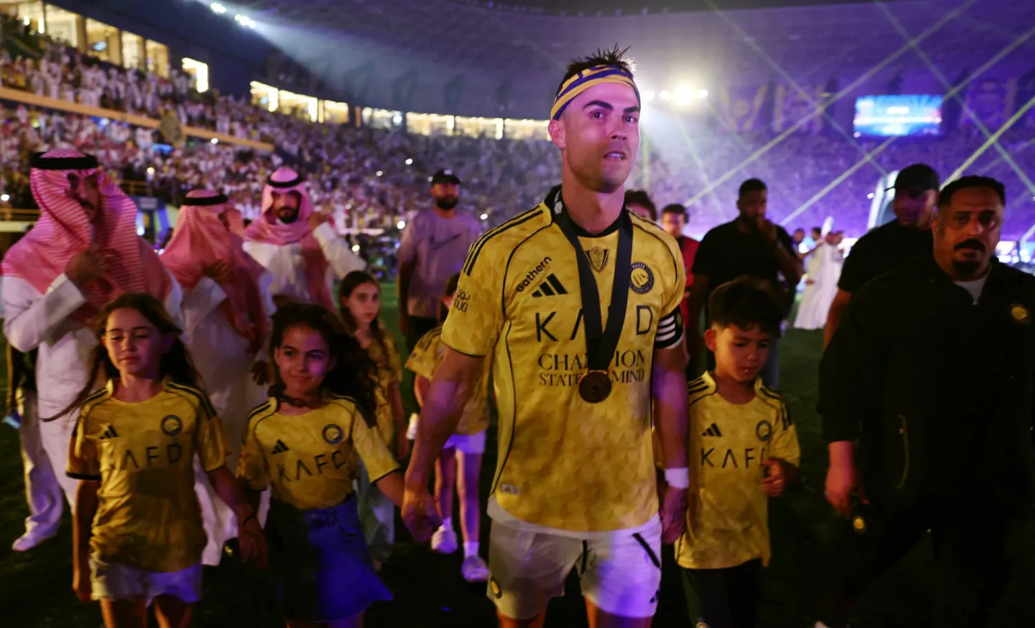 جماهير النصر تحتفل مع كريستيانو رونالدو عقب تتويج الفريق بلقب الدوري السعودي (رويترز)