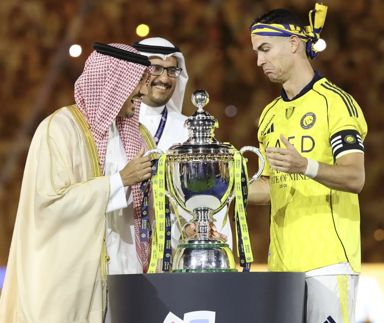 الأمير عبدالعزيز الفيصل وزير الرياضة يسلم الكأس لرونالدو (تصوير: عبدالعزيز النومان)
