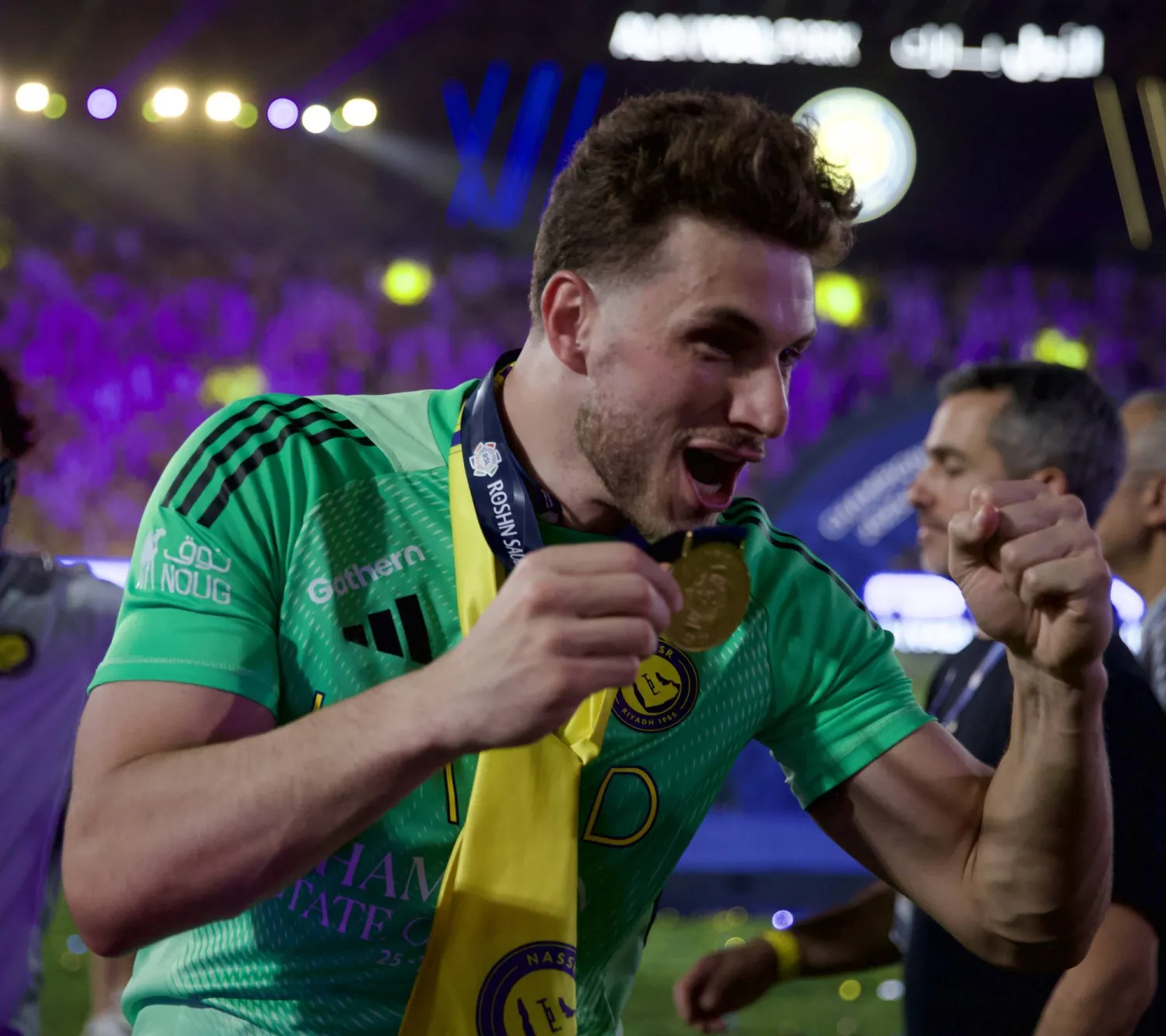 بينتو يحتفل بتحقيق النصر للقب الدوري السعودي (تصوير: نايف العتيبي) 