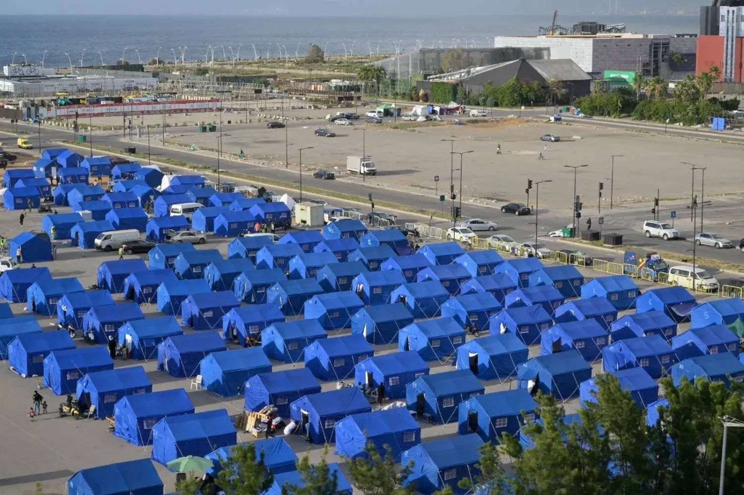 A camp housing displaced people from southern Lebanon and Beirut’s southern suburbs on the Lebanese capital’s waterfront (Asharq Al-Awsat)  